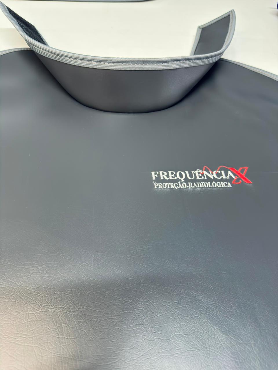 AVENTAL ODONTOLÓGICO BABADOR COM PROTETOR DE TIREÓIDE